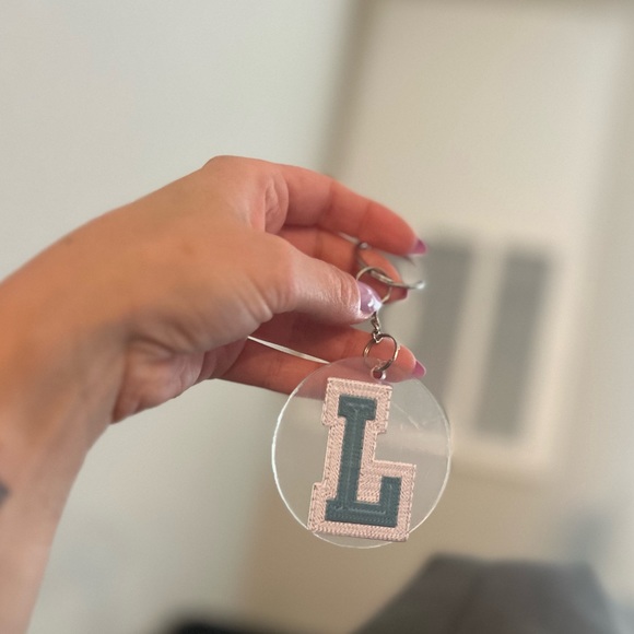 L- Handmade Acrylic Keychain - Picture 1 of 3